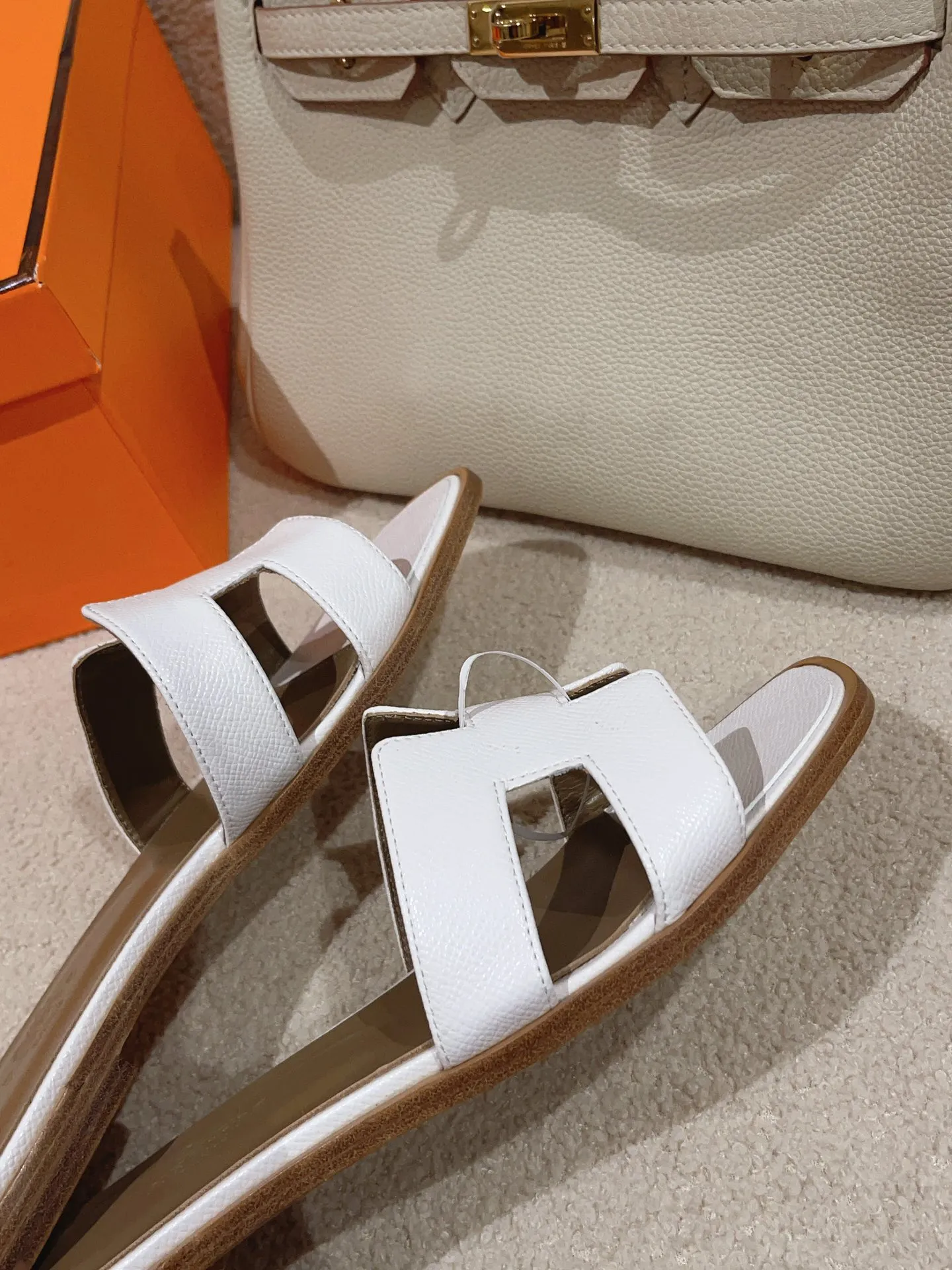 👟👟Ex-factory price 440👟👟 Hermes Hermes H slippers Oasis sandals series——————————Fashionable and versatile Super comfortable Every detail is made to the extreme Original swift calfskin Original 1:1 exclusive private mold upper/original leather outsole ▪️Packaging: Each pair of shoes comes with packaging ▪️SIZE: 35~42 (.40.41.42 customization is non-refundable and non-exchangeable)
